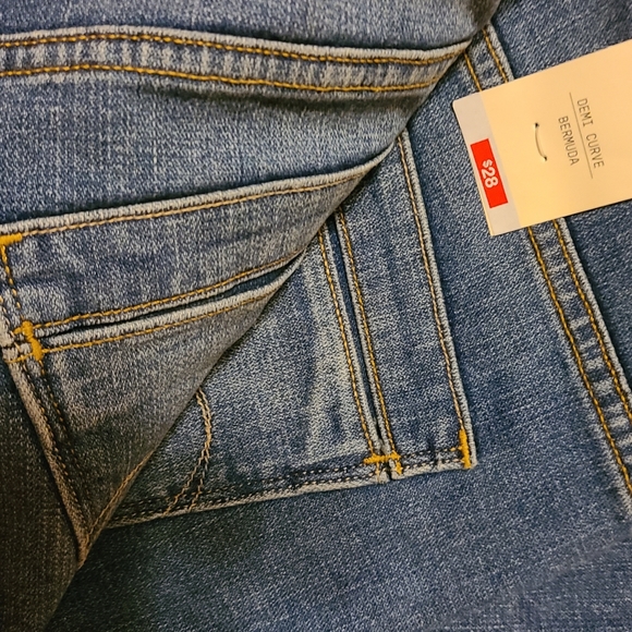 Brand New Women Short.By Levi's - Picture 5 of 12